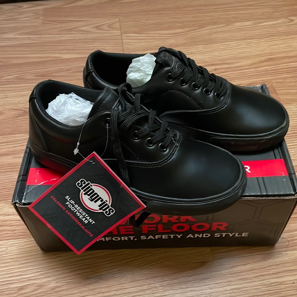 Slip-resistant sneakers low top